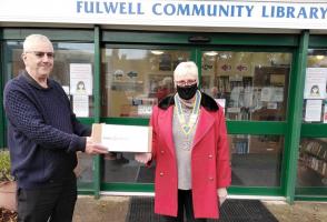 President Elizabeth presents crocus bulbs to Richard Beck